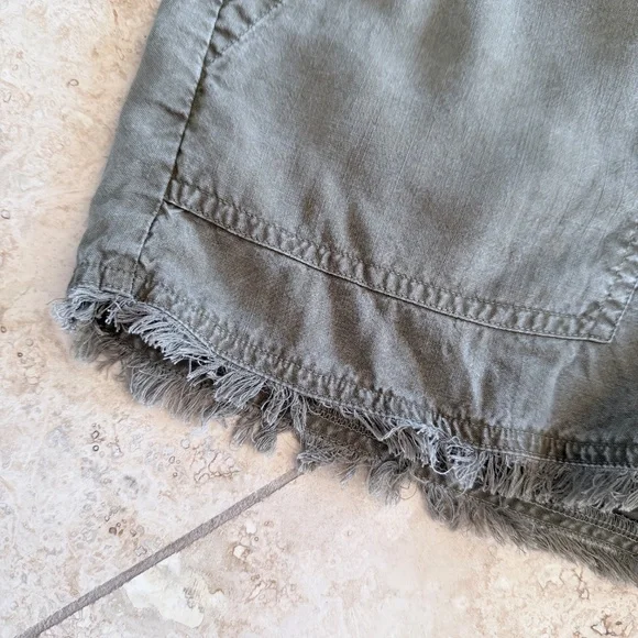 BELLA DAHL | Frayed Edge Cargo Short in Fatigue Green, Size Small - Picture 4 of 8